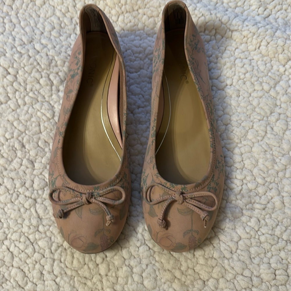 Vionic Womens Callisto Floral Print Slip On Ballet Flats Size 8 New